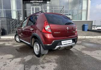 Подержанный автомобиль Renault Sandero 2012 года (7 фото)