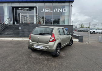 Подержанный автомобиль Renault Sandero 2011 года (5 фото)