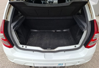 Подержанный автомобиль Renault Sandero 2011 года (15 фото)