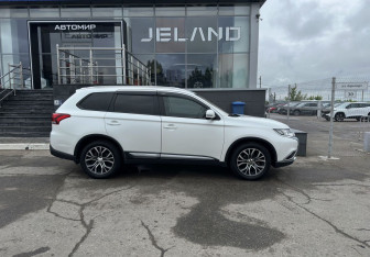 Подержанный автомобиль Mitsubishi Outlander 2015 года (4 фото)