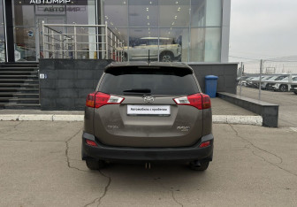 Подержанный автомобиль Toyota RAV4 2013 года (6 фото)
