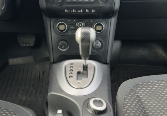 Подержанный автомобиль Nissan Qashqai 2007 года (11 фото)