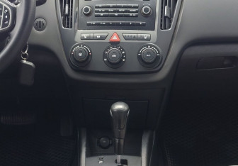 Подержанный автомобиль Kia Ceed Hatchback 2008 года (11 фото)