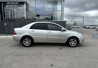 Подержанный автомобиль Toyota Corolla Sedan 2005 года (4 фото)