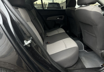 Подержанный автомобиль Chevrolet Cruze Sedan 2011 года (12 фото)
