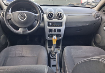 Подержанный автомобиль Renault Sandero 2011 года (10 фото)