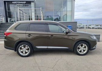 Подержанный автомобиль Mitsubishi Outlander 2018 года (4 фото)