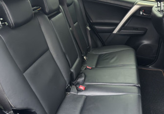 Подержанный автомобиль Toyota RAV4 2013 года (12 фото)