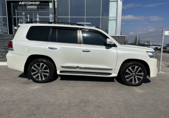 Подержанный автомобиль Toyota Land Cruiser Suv 2015 года (4 фото)