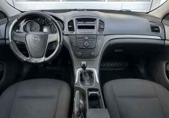 Подержанный автомобиль Opel Insignia Sedan 2012 года (10 фото)
