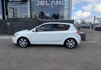 Подержанный автомобиль Kia Ceed Hatchback 2011 года (8 фото)
