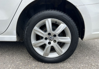 Подержанный автомобиль Volkswagen Polo Sedan 2012 года (15 фото)