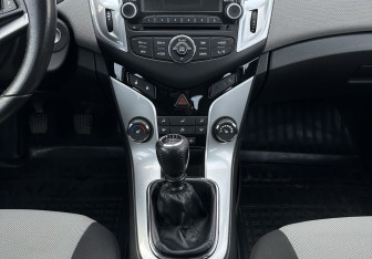Подержанный автомобиль Chevrolet Cruze Sedan 2014 года (11 фото)