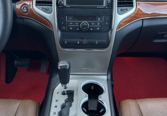 Подержанный автомобиль Jeep Grand Cherokee 2012 года (11 фото)