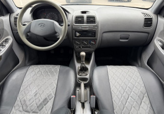 Подержанный автомобиль Hyundai Accent Sedan 2010 года (10 фото)