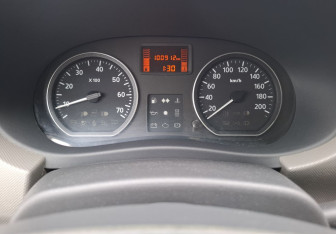 Подержанный автомобиль Renault Sandero 2011 года (9 фото)