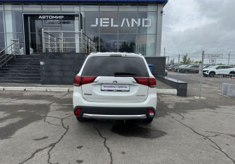 Подержанный автомобиль Mitsubishi Outlander 2015 года (6 фото)
