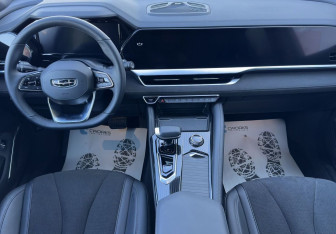 Подержанный автомобиль Geely Monjaro 2025 года (10 фото)