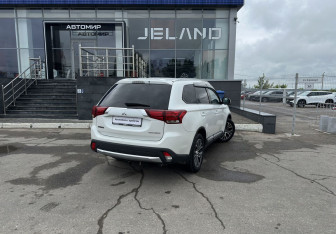 Подержанный автомобиль Mitsubishi Outlander 2015 года (5 фото)