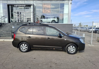 Подержанный автомобиль Kia Carens 2010 года (4 фото)