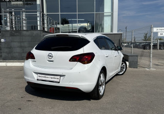 Подержанный автомобиль Opel Astra Hatchback 2011 года (5 фото)