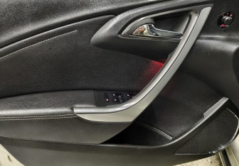 Подержанный автомобиль Opel Astra Hatchback 2011 года (14 фото)