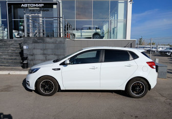Подержанный автомобиль Kia Rio Hatchback 2016 года (8 фото)