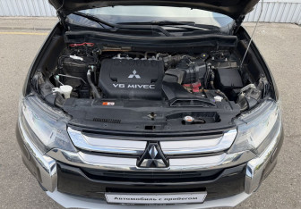 Подержанный автомобиль Mitsubishi Outlander 2015 года (13 фото)