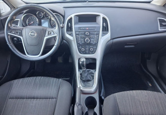 Подержанный автомобиль Opel Astra Hatchback 2012 года (10 фото)