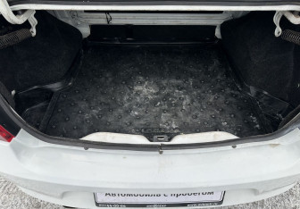 Подержанный автомобиль Renault Logan Sedan 2011 года (15 фото)