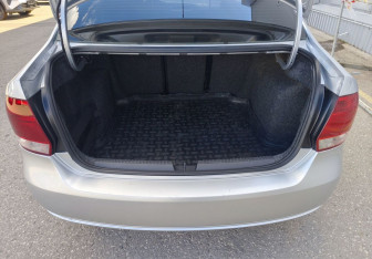 Подержанный автомобиль Volkswagen Polo Sedan 2011 года (13 фото)