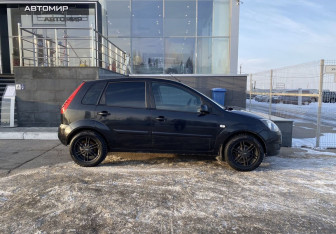 Подержанный автомобиль Ford Fiesta Hatchback 2007 года (4 фото)