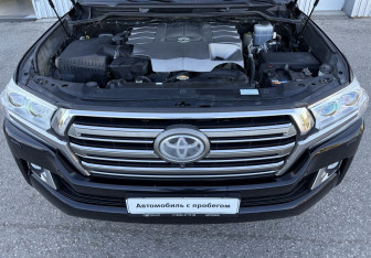 Подержанный автомобиль Toyota Land Cruiser Suv 2016 года (13 фото)