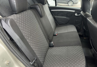 Подержанный автомобиль Renault Sandero 2011 года (12 фото)