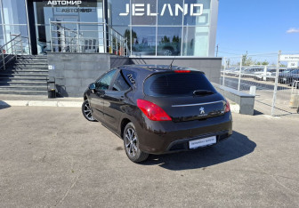 Подержанный автомобиль Peugeot 308 Hatchback 2012 года (7 фото)