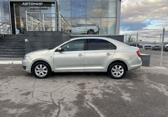 Подержанный автомобиль Skoda Rapid Wagon 2014 года (8 фото)