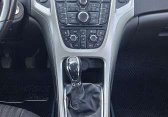 Подержанный автомобиль Opel Astra Hatchback 2012 года (11 фото)
