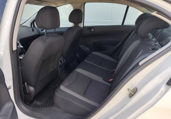 Подержанный автомобиль Peugeot 408 2014 года (12 фото)
