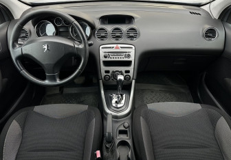 Подержанный автомобиль Peugeot 308 Hatchback 2010 года (10 фото)