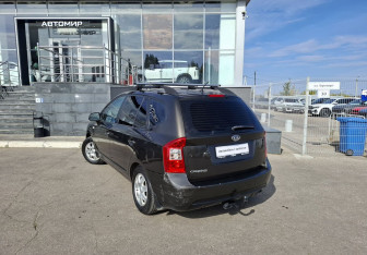 Подержанный автомобиль Kia Carens 2010 года (7 фото)
