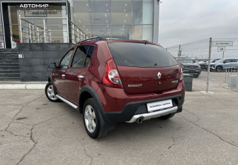 Подержанный автомобиль Renault Sandero 2012 года (7 фото)