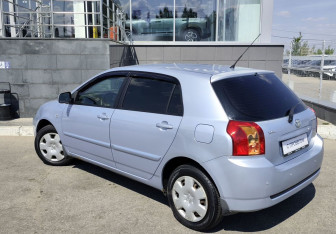 Подержанный автомобиль Toyota Corolla Hatchback 2006 года (7 фото)