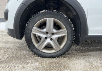 Подержанный автомобиль Renault Sandero 2018 года (14 фото)