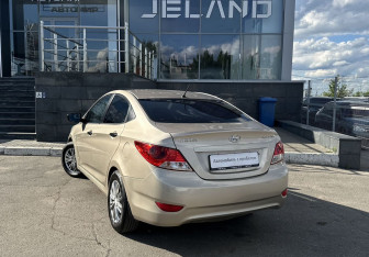 Подержанный автомобиль Hyundai Solaris Sedan 2011 года (7 фото)
