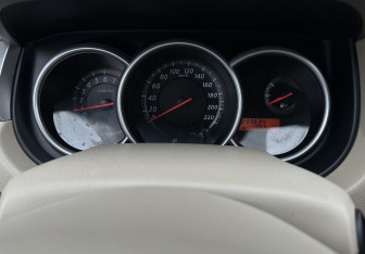 Подержанный автомобиль Nissan Tiida Hatchback 2011 года (9 фото)