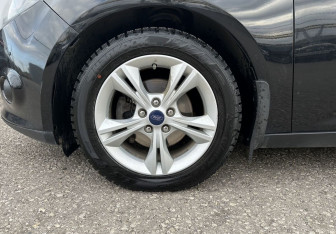 Подержанный автомобиль Ford Focus Sedan 2013 года (15 фото)