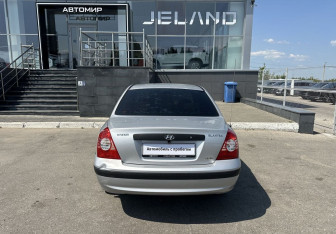 Подержанный автомобиль Hyundai Elantra Sedan 2005 года (6 фото)