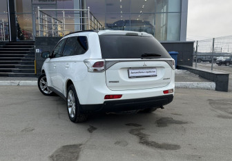 Подержанный автомобиль Mitsubishi Outlander 2012 года (7 фото)