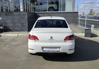 Подержанный автомобиль Peugeot 408 2014 года (6 фото)