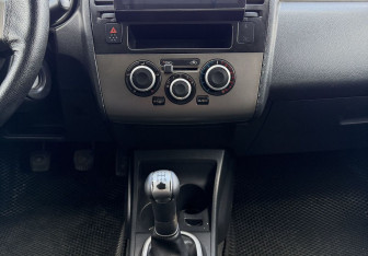 Подержанный автомобиль Nissan Tiida Sedan 2012 года (11 фото)